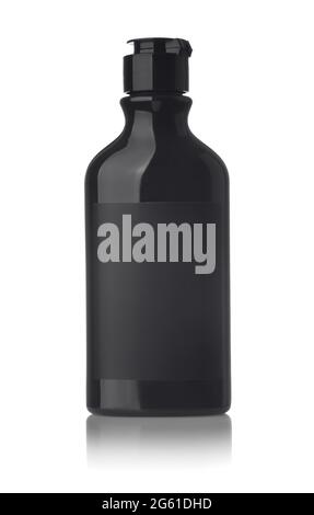 Vue avant de la bouteille de maquillage noire avec étiquette vierge isolée sur le blanc Banque D'Images
