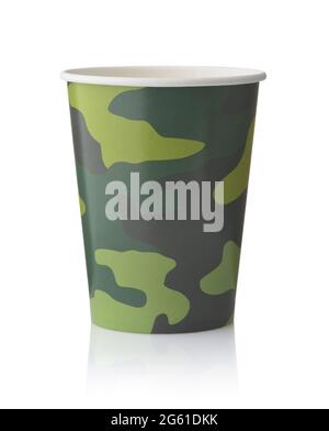 Vue avant de la tasse de camouflage jetable en papier isolée sur blanc Banque D'Images