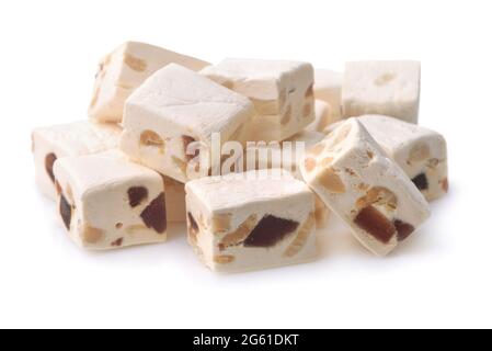 Tas de nougat avec fruits secs et noix isolées sur blanc Banque D'Images