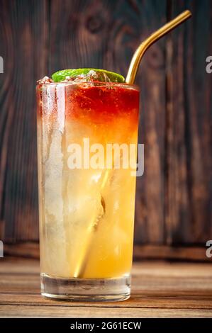 Verre de cocktail d'eau Sainte sur fond de bois Banque D'Images