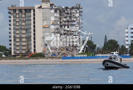 Les secouristes ont temporairement arrêté la recherche de victimes en raison d'un changement dans les décombres d'un immeuble d'habitation partiellement effondré à Surfside, en Floride, le jeudi 1er juillet 2021. Un bateau de police patrouille l'eau près de l'effondrement en raison d'une visite du président Biden dans la région aujourd'hui. Photo de Gary I Rothstein/UPI Banque D'Images