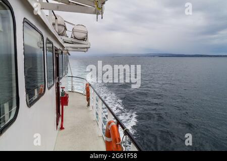 PUNTA ARENAS, CHILI - 4 MARS 2015 : ferry Melinka se dirigeant vers la colonie de pingouins sur l'île Isla Magdalena, dans le détroit de Magellan, au Chili Banque D'Images