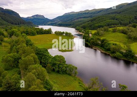 Loch Lubnaig, Loch Lomonnd et Parc national de Trossachs, Écosse, Royaume-Uni. 1er juillet 2021. PHOTO : vue aérienne de drone en regardant depuis le dessus du Loch Lubnaig montrant les niveaux d'eau bas qui ont exposé des plages de pierre tout le long du périmètre du côté du loch, qui autrement serait sous l'eau tourbée sombre. Crédit : Colin Fisher/Alay Live News Banque D'Images