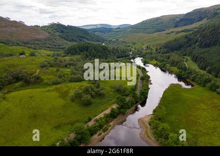 Loch Lubnaig, Loch Lomonnd et Parc national de Trossachs, Écosse, Royaume-Uni. 1er juillet 2021. PHOTO : vue aérienne de drone en regardant depuis le dessus du Loch Lubnaig montrant les niveaux d'eau bas qui ont exposé des plages de pierre tout le long du périmètre du côté du loch, qui autrement serait sous l'eau tourbée sombre. Crédit : Colin Fisher/Alay Live News Banque D'Images