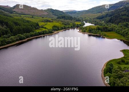 Loch Lubnaig, Loch Lomonnd et Parc national de Trossachs, Écosse, Royaume-Uni. 1er juillet 2021. PHOTO : vue aérienne de drone en regardant depuis le dessus du Loch Lubnaig montrant les niveaux d'eau bas qui ont exposé des plages de pierre tout le long du périmètre du côté du loch, qui autrement serait sous l'eau tourbée sombre. Crédit : Colin Fisher/Alay Live News Banque D'Images