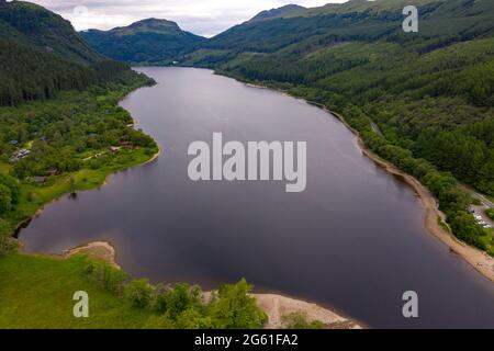 Loch Lubnaig, Loch Lomonnd et Parc national de Trossachs, Écosse, Royaume-Uni. 1er juillet 2021. PHOTO : vue aérienne de drone en regardant depuis le dessus du Loch Lubnaig montrant les niveaux d'eau bas qui ont exposé des plages de pierre tout le long du périmètre du côté du loch, qui autrement serait sous l'eau tourbée sombre. Crédit : Colin Fisher/Alay Live News Banque D'Images