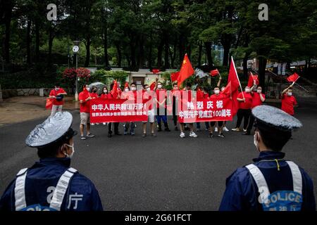 Les partisans pro-Beijing avec des drapeaux et des bannières chinois vus lors d'un rassemblement pro du PCC.le 1er juillet marque le 100e anniversaire de la fondation du PCC (Parti communiste chinois) et le 24e anniversaire de la remise de Hong Kong à la Chine. Les partisans du PCC sont descendus dans la rue pour célébrer la fête tandis que les manifestants pro-démocratie de Hong Kong défilent également dans la capitale pour exprimer leur position politique. (Photo par Viola Kam / SOPA Images / Sipa USA) Banque D'Images