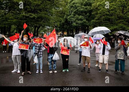 Des partisans pro-Beijing avec des drapeaux et des pancartes chinois vus lors d'un rassemblement pro du PCC.le 1er juillet marque le 100e anniversaire de la fondation du PCC (Parti communiste chinois) et le 24e anniversaire de la remise de Hong Kong à la Chine. Les partisans du PCC sont descendus dans la rue pour célébrer la fête tandis que les manifestants pro-démocratie de Hong Kong défilent également dans la capitale pour exprimer leur position politique. (Photo par Viola Kam / SOPA Images / Sipa USA) Banque D'Images