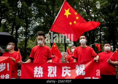 Les partisans pro-Beijing avec des drapeaux et des bannières chinois vus lors d'un rassemblement pro du PCC.le 1er juillet marque le 100e anniversaire de la fondation du PCC (Parti communiste chinois) et le 24e anniversaire de la remise de Hong Kong à la Chine. Les partisans du PCC sont descendus dans la rue pour célébrer la fête tandis que les manifestants pro-démocratie de Hong Kong défilent également dans la capitale pour exprimer leur position politique. (Photo par Viola Kam / SOPA Images / Sipa USA) Banque D'Images