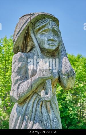 Statue en bois dans un parc de Wiarton finement sculptée à l'aide d'une tronçonneuse. C'était une façon d'embellir les vieux arbres morts dans le parc. Banque D'Images