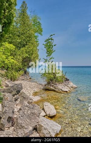 Littoral rocheux de la baie Georgienne près de Wiarton Ontario Canada. Banque D'Images