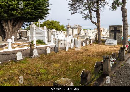 PUNTA ARENAS, CHILI - 3 MARS 2015 : tombes et tombes dans un cimetière de Punta Arenas, Chili. Banque D'Images