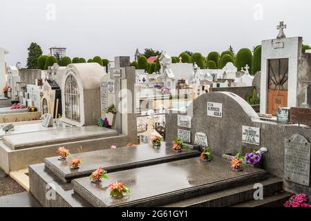 PUNTA ARENAS, CHILI - 3 MARS 2015 : tombes et tombes dans un cimetière de Punta Arenas, Chili. Banque D'Images