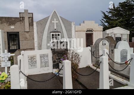 PUNTA ARENAS, CHILI - 3 MARS 2015 : tombes et tombes dans un cimetière de Punta Arenas, Chili. Banque D'Images