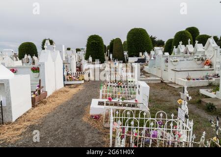 PUNTA ARENAS, CHILI - 3 MARS 2015 : tombes et tombes dans un cimetière de Punta Arenas, Chili. Banque D'Images