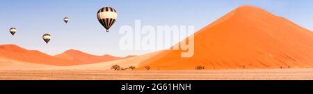 Dunes et ballons dans le désert du Namib à l'horizon, Namibie, Afrique. Banque D'Images