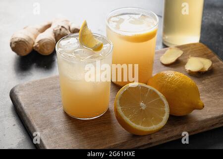 Boisson Kombucha à base de champignons du thé dans un pot en verre. Verres transparents avec une boisson à base de levure. Boisson probiotique biologique. Gros plan. Banque D'Images