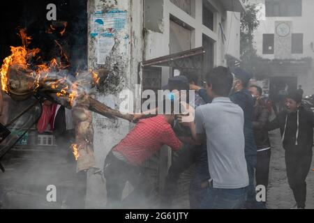 Katmandou, Népal. 1er juillet 2021. La police anti-émeute s'est heurtée aux manifestants pendant la manifestation.le président népalais Bidya Devi Bhandari a dissous la Chambre des représentants sur la recommandation du Premier ministre, KP Sharma Oli, faisant une déclaration, Le Bureau du Président dit que le Président a dissous l'Assemblée conformément à l'article 76 (7) de la Constitution sur recommandation du Cabinet et a annoncé que les élections de mi-mandat se tiendront les 12 et 19 novembre, un an avant le calendrier. (Photo de Prabin Ranabhat/SOPA Images/Sipa USA) crédit: SIPA USA/Alay Live News Banque D'Images