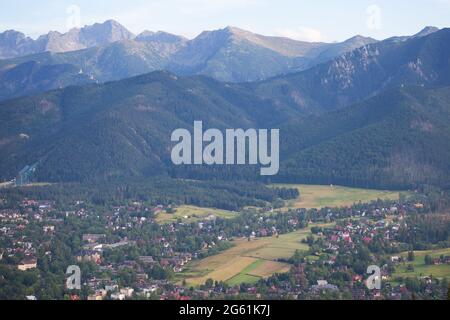 Vue sur la ville de Zakopane et les montagnes Tatra en Pologne. Banque D'Images