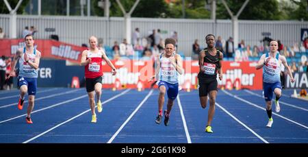 MANCHESTER - ANGLETERRE 25/27 JUIN 21 : Shaun Burrows, Rhys Jones, Thomas Young, Ola Abidogun et Alexander Thomson en compétition dans la finale de classe mixte de 100 M. Banque D'Images