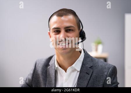 Agent de service à la clientèle au centre d'appels Banque D'Images