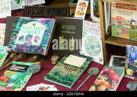 Une sélection de vieux livres de jardinage d'occasion dans une fenêtre de librairie. Banque D'Images