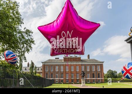 Kensington Palace, Londres, 1er juillet 2021. Les fans royaux ont décoré le Palais de Kensington avec des banderoles, des banderoles et des ballons pour commémorer le 60e anniversaire de la princesse Diana. William et Harry du prince ont dévoilé cette après-midi une statue en son honneur dans le jardin submergé. Crédit: amanda rose/Alamy Live News Banque D'Images