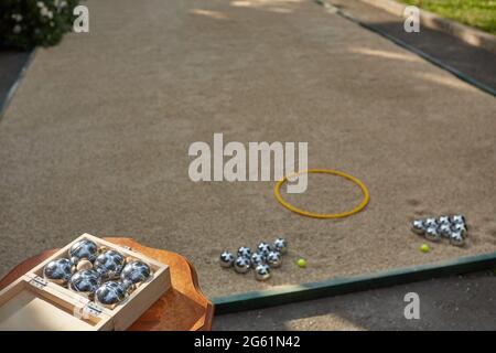 Six boules de pétanque métalliques dans une boîte en bois prêtes à jouer Banque D'Images