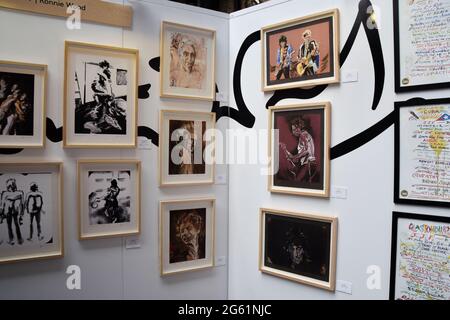 Londres, Royaume-Uni. 1er juillet 2021. Tableaux du guitariste Rolling Stones Ronnie Wood le jour de l'ouverture de l'autre exposition d'art. Présentée par Saatchi Art, la foire artistique présente plus de 100 artistes émergents et se déroule le 1-4 juillet à West Handyside Canopy, à King's Cross. ( Credit: Vuk Valcic/Alamy Live News Banque D'Images