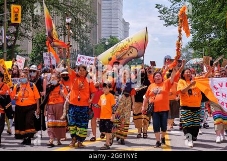 Ottawa, Canada. 1er juillet 2021. Des milliers de personnes ont défilé dans la rue de la capitale lors d'un rassemblement Annuler le Canada dirigé par des dirigeants autochtones demandant aux Canadiens de repenser les fêtes nationales, alors que le Canada continue de se débattre avec l'héritage des pensionnats indiens, à mesure que de plus en plus de corps d'enfants se découvrent dans des tombes non marquées. Orange a été porté à la mémoire de ces enfants qui sont morts dans les pensionnats à travers le pays. Credit: Meanderingemu/Alamy Live News Banque D'Images