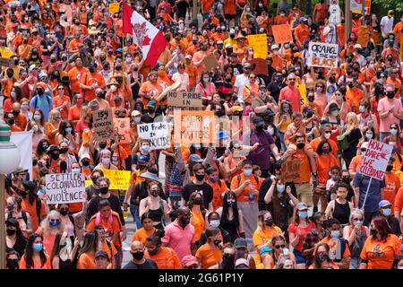 Ottawa, Canada. 1er juillet 2021. Des milliers de personnes ont défilé dans la rue de la capitale lors d'un rassemblement Annuler le Canada dirigé par des dirigeants autochtones demandant aux Canadiens de repenser les fêtes nationales, alors que le Canada continue de se débattre avec l'héritage des pensionnats indiens, à mesure que de plus en plus de corps d'enfants se découvrent dans des tombes non marquées. Orange a été porté à la mémoire de ces enfants qui sont morts dans les pensionnats à travers le pays. Credit: Meanderingemu/Alamy Live News Banque D'Images