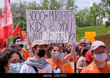 Ottawa, Canada. 1er juillet 2021. Des milliers de personnes ont défilé dans la rue de la capitale lors d'un rassemblement Annuler le Canada dirigé par des dirigeants autochtones demandant aux Canadiens de repenser les fêtes nationales, alors que le Canada continue de se débattre avec l'héritage des pensionnats indiens, à mesure que de plus en plus de corps d'enfants se découvrent dans des tombes non marquées. Orange a été porté à la mémoire de ces enfants qui sont morts dans les pensionnats à travers le pays. Credit: Meanderingemu/Alamy Live News Banque D'Images