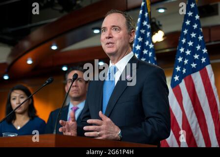 Adam Schiff (démocrate de Californie), représentant des États-Unis, fait des remarques lors d'une conférence de presse pour présenter les membres du comité spécial chargé d'enquêter sur l'attaque du Capitole des États-Unis le 6 janvier, au Capitole des États-Unis à Washington, DC, le jeudi 1er juillet 2021. Crédit : Rod Lamkey/CNP/MediaPunch Banque D'Images