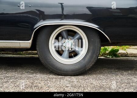 Ramsgate, Royaume-Uni - 29 juin 2021 : roue et arche d'un Dodge Coronet 500 1965 Banque D'Images