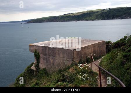 Une des deux positions de projecteurs à Brownstone Battery, une défense côtière de la Seconde Guerre mondiale construite pour protéger Dartmouth, l'estuaire de Dart et Start Bay. Banque D'Images