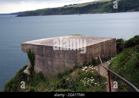 Une des deux positions de projecteurs à Brownstone Battery, une défense côtière de la Seconde Guerre mondiale construite pour protéger Dartmouth, l'estuaire de Dart et Start Bay. Banque D'Images