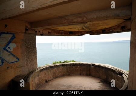 Découvrez l'un des deux postes de projecteurs à Brownstone Battery, une défense côtière de la Seconde Guerre mondiale construite pour protéger Dartmouth, l'estuaire de Dart et Start Bay Banque D'Images