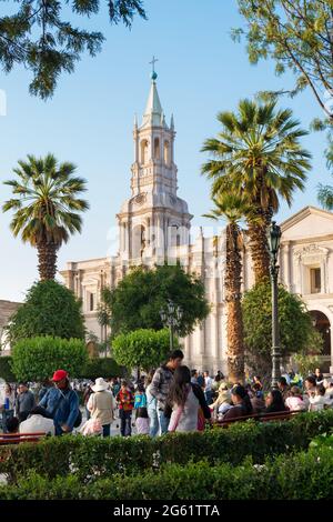 Arequipa, Provincia de Arequipa, Pérou - les gens à la place principale avec la cathédrale basilique Catedral de Arequipa. Banque D'Images