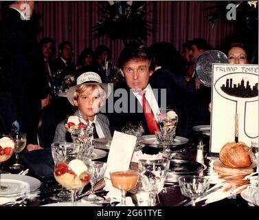 New York, New York, États-Unis. 1er juillet 2021. PHOTO DU DOSSIER: DONALD J. TRUMP avec son fils DONALD JR. Au Bar Mitzvah de Barry Weisselberg au Rockwood Park Jewish Center à Queens à l'été 1980. Barry est le fils d'Allen Weisselberg qui a été inculpé et remis aux autorités le 1er juillet 2021. Crédit : Bruce Cotler/ZUMA Wire/Alay Live News Banque D'Images