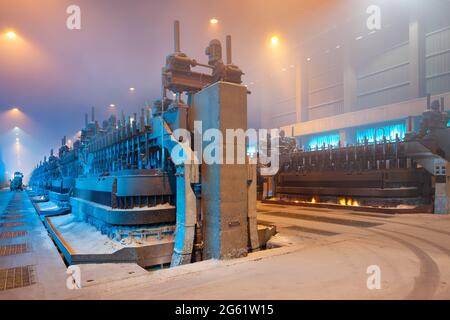 Fours de fusion dans une usine d'aluminium Banque D'Images