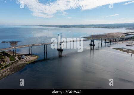 Vue aérienne du pont de Kessock depuis North Kessock où traverse le Beauly Firth à Inverness, en Écosse, au Royaume-Uni. Banque D'Images