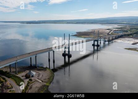 Vue aérienne du pont de Kessock depuis North Kessock où traverse le Beauly Firth à Inverness, en Écosse, au Royaume-Uni. Banque D'Images