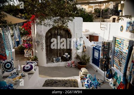 Ville perchée de Pyrgos boutique de cadeaux en Grèce. Banque D'Images