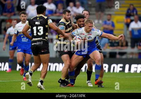 Mikolaj Oledzki (à droite) de Leeds Rhinos est attaqué par Mark Ioane de Leigh Centurion lors du match de la Super League de Betfred au stade Emerald Headingley, à Leeds. Date de la photo : jeudi 1er juillet 2021. Banque D'Images