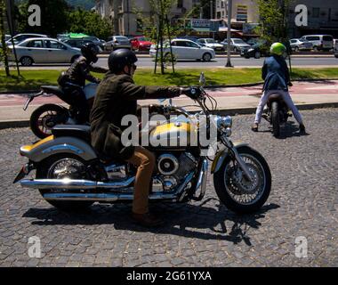 Skopje, Macédoine. 23 mai 2021. Le Distinguished Gentleman's Ride sur la place du parc. Les motos classiques de style vintage s'unissent pour la santé des hommes. Banque D'Images