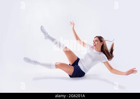 Vue sur toute la longueur du corps belle belle jolie mince surjoyeuse gaie gaie droite-cheveux fille saut avoir l'amusement jouer monde 2020 tasse Banque D'Images