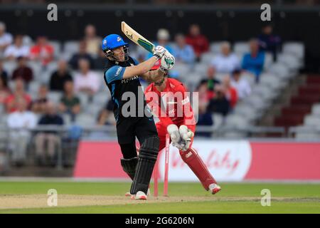 Ben Cox, de Worcestershire Rapids, est animé par Matt Parkinson, de Lancashire Lightning, pour 36 courses Banque D'Images