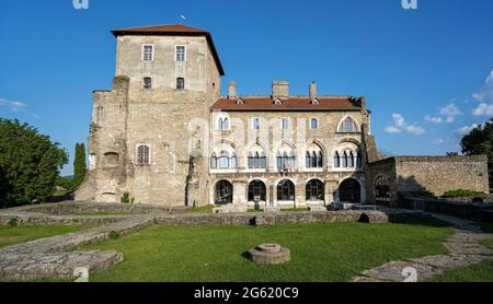 Vue sur le château de Tata, en Hongrie, à l'Öreg Tó (vieux lac). Occupé par Sigismund de Luxembourg (r. 1433–1437) et Mátyás Hunyadi (r. 1458–1490) comme Banque D'Images