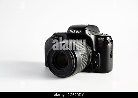 Woodbridge Suffolk UK juin 29 2021 : un appareil photo Nikon F50 classique isolé sur fond blanc Banque D'Images