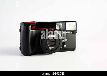 Woodbridge Suffolk UK juin 29 2021: Un classique Pentax 35 mm caméra de film isolée sur un fond blanc Banque D'Images